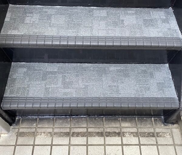 東京都江戸川区　外階段改修工事　アパート　上塗り　ゴムマット敷　完工 (1)