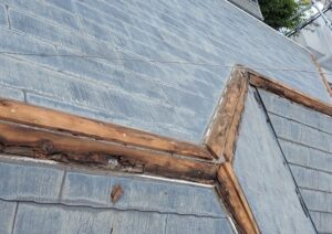 棟板金の劣化原因と修理方法を解説。屋根工事や点検時の注意点も！