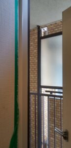 埼玉県三郷市【外壁塗装工事】マンション室内塗装　玄関枠の塗装