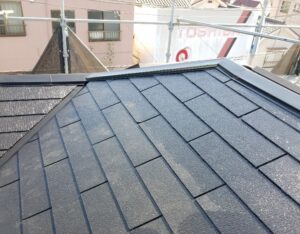 スレート屋根のひび割れは塗装前に補修！