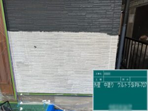 東京都葛飾区　M様邸　屋根・外壁塗装工事　外壁の中塗り〜上塗り　ウルトラSi塗布