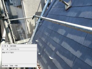 東京都台東区　F様邸　屋根・外壁塗装工事　屋根の中塗り　プレマテックス セラベース塗布