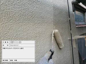 東京都台東区　マンション 外壁塗装工事　外壁塗装の上塗り　RSシルバーグロス塗布
