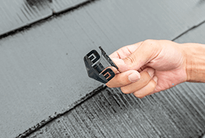 屋根塗装工事で重要な縁切り作業