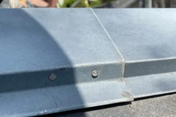 屋根の剥がれ、割れなど　屋根板金工事とは？