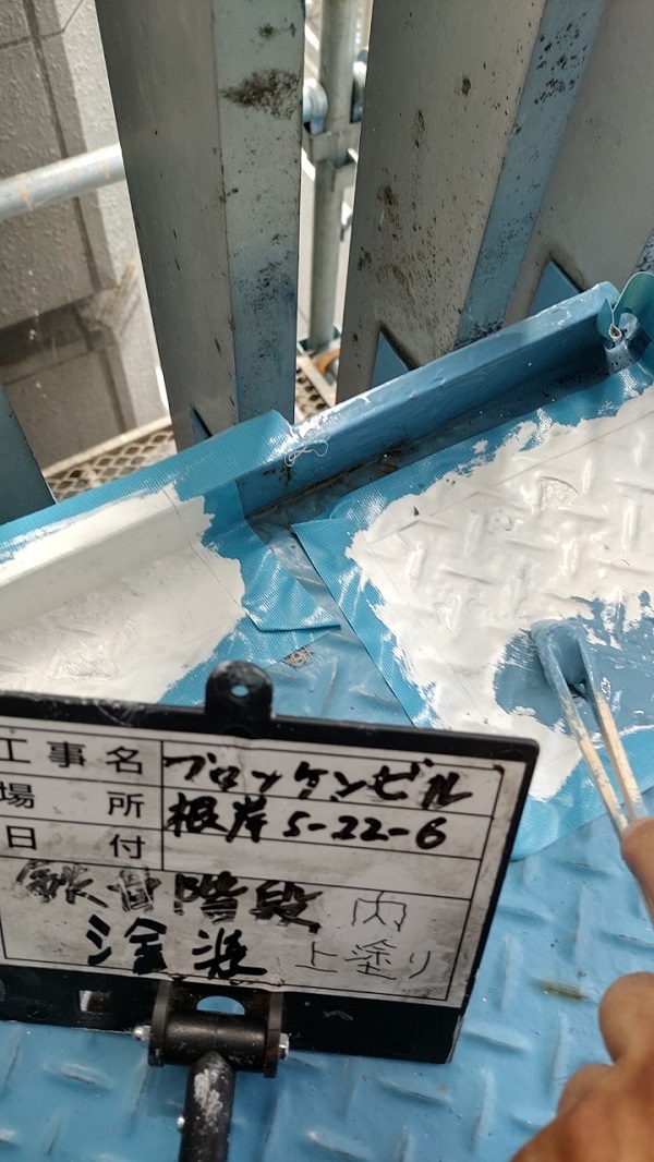 東京都台東区　ブロッケンビル改修工事　鉄骨階段塗装　錆びの恐ろしさ (4)
