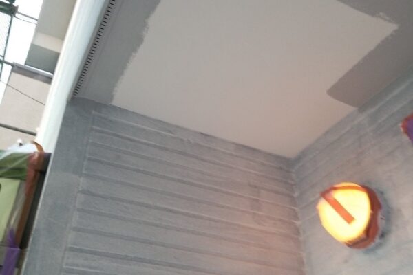 東京都大田区　Y様邸　外壁塗装工事　軒天井のシーリング処理と塗装作業