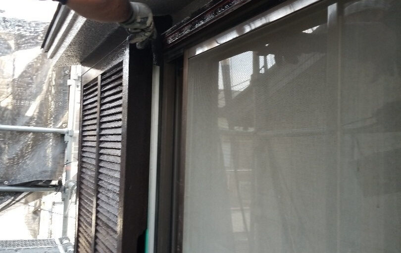 東京都葛飾区　S様邸　外壁塗装工事　付帯部塗装　霧よけ　窓目枠　