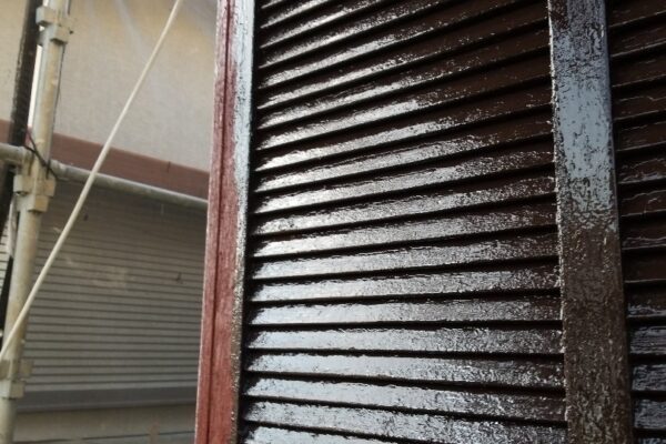 東京都葛飾区　S様邸　外壁塗装工事　木製雨戸の塗装作業　木部は腐食に注意