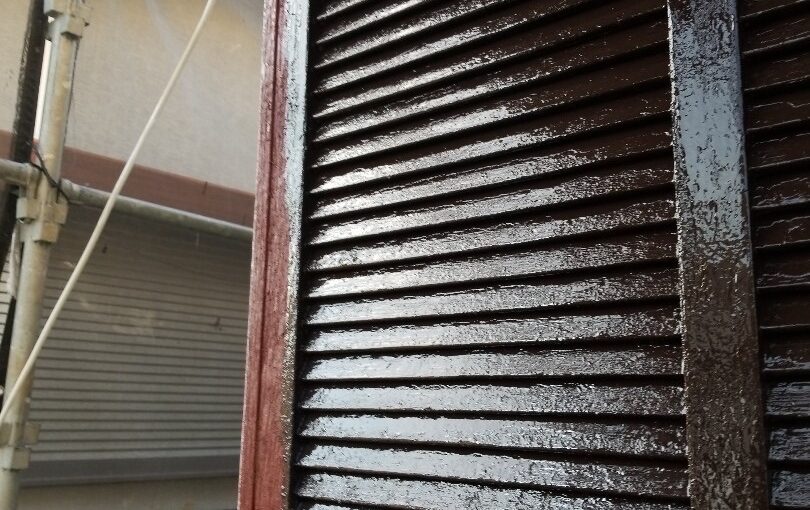 東京都葛飾区　S様邸　外壁塗装工事　木製雨戸の塗装作業　木部は腐食に注意