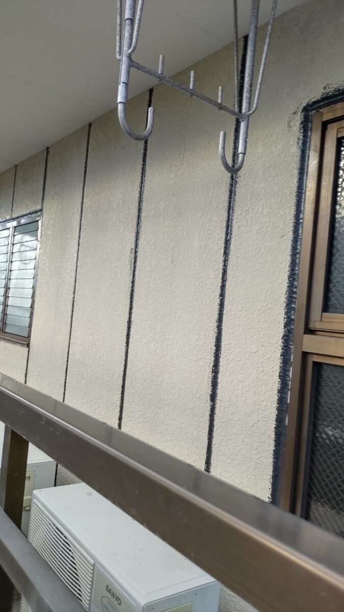東京都葛飾区　外壁塗装工事　外壁の下塗り　アレスダイナミックフィラー塗布