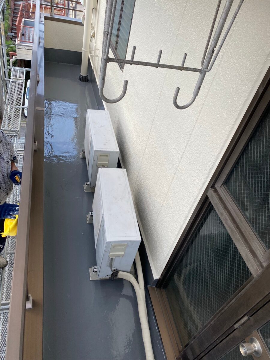 東京都葛飾区　外壁塗装工事　バルコニー防水工事　プライマー塗布～トップコート仕上げ