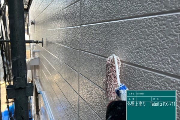 東京都江戸川区　Y様邸　屋根・外壁塗装工事　外壁の上塗り　プレマテックス タテイルα仕上げ