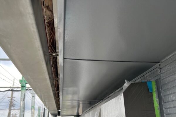 軒天井は定期的な塗装が必要！傷んだままにする危険性