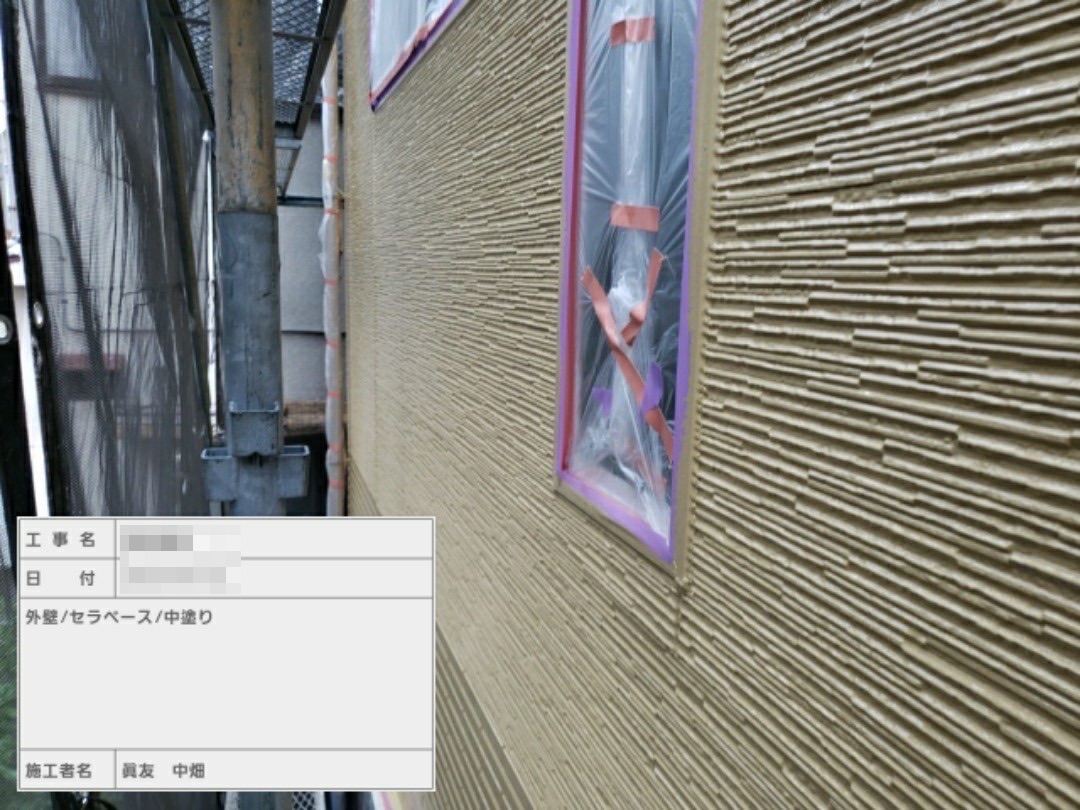 東京都墨田区　T様邸　外壁塗装工事　外壁の中塗り　セラベース塗布