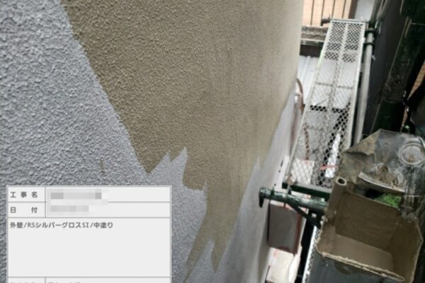 東京都台東区　マンション 外壁塗装工事　外壁塗装の中塗り　RSシルバーグロス塗布