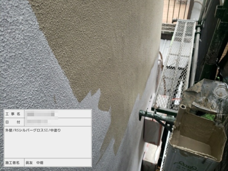 東京都台東区　マンション 外壁塗装工事　外壁塗装の中塗り　RSシルバーグロス塗布