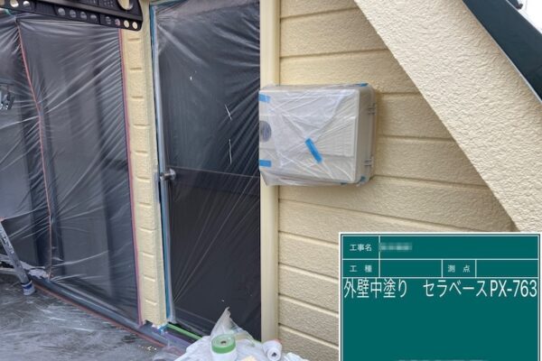 東京都荒川区　M様邸　外壁塗装工事　外壁の中塗り工程 セラベース塗布