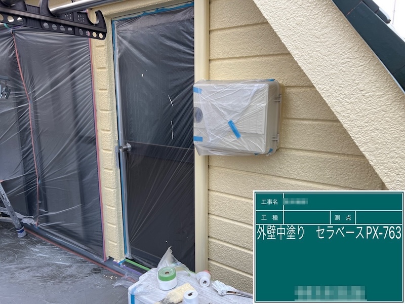 東京都荒川区　M様邸　外壁塗装工事　外壁の中塗り工程 セラベース塗布