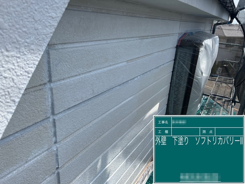 東京都荒川区　M様邸　外壁塗装工事　外壁の下塗り ソフトリカバリーⅡ塗布